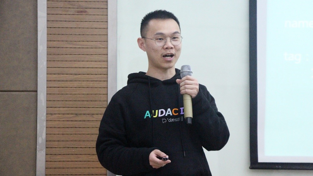图11 郭一兴同学进行年度热心队员答辩.jpg